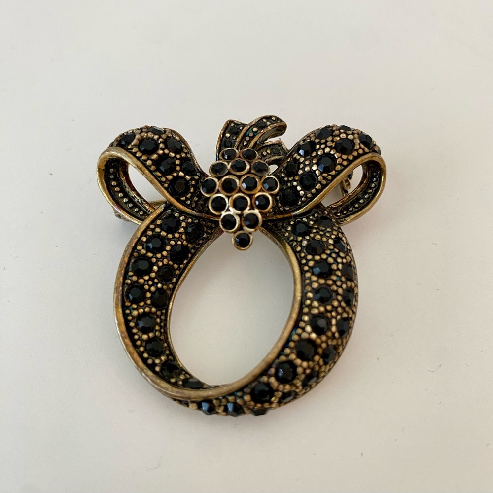 Circular Bow Costume Jewelry Brooch Gold Toned with Black Glass Crystals EUC